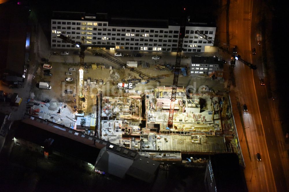 München bei Nacht aus der Vogelperspektive: Nachtluftbild Baustelle Hochhaus- Gebäude HIGHRISE one in München im Bundesland Bayern, Deutschland