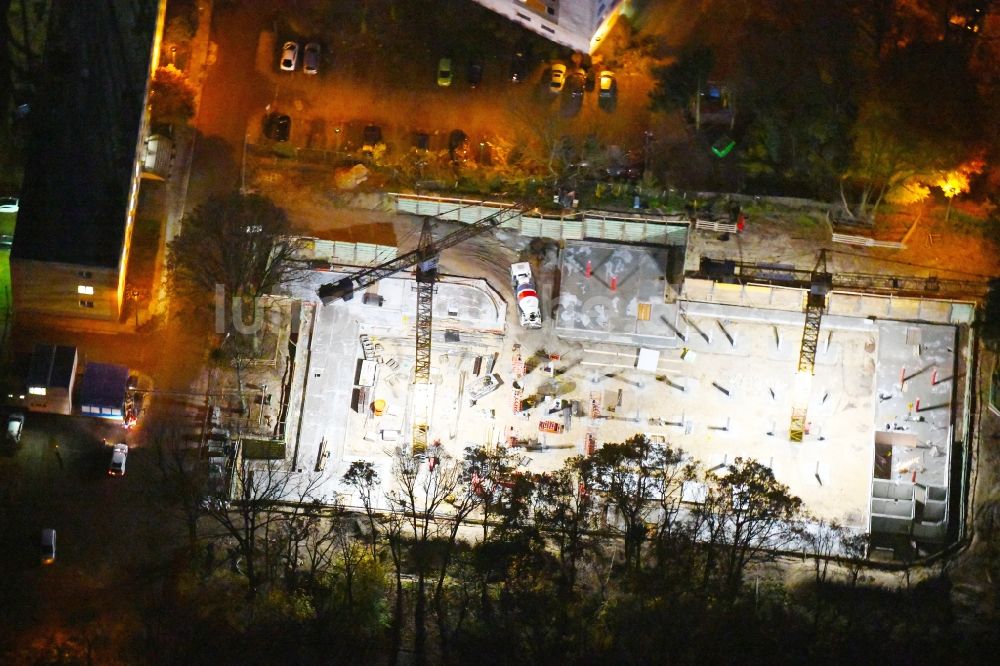 Nacht-Luftaufnahme Potsdam - Nachtluftbild Baustelle Wohngebiet einer Mehrfamilienhaussiedlung Zum Kahleberg Ecke Zum Jagenstein im Ortsteil Waldstadt in Potsdam im Bundesland Brandenburg, Deutschland