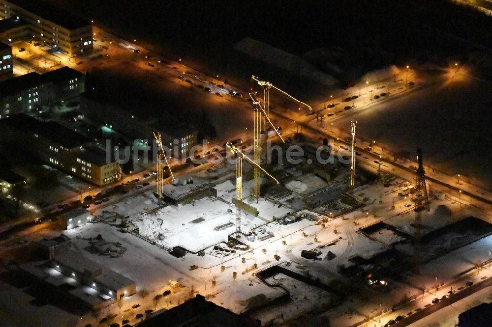 Nachtluftbild Berlin - Nachtluftbild Baustelle zum Neubau eines Büro- und Geschäftshauses Allianz Campus Berlin im Ortsteil Bezirk Treptow-Köpenick in Berlin