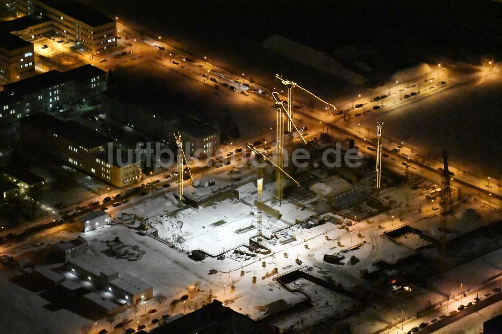 Nacht-Luftaufnahme Berlin - Nachtluftbild Baustelle zum Neubau eines Büro- und Geschäftshauses Allianz Campus Berlin im Ortsteil Bezirk Treptow-Köpenick in Berlin