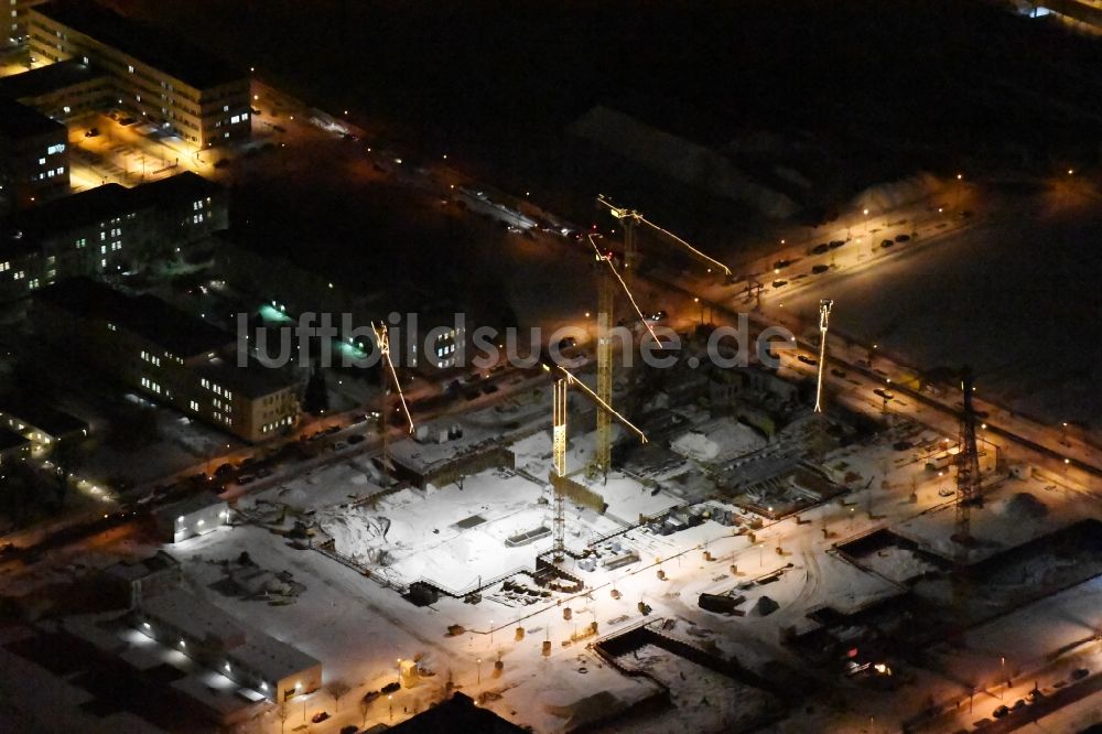 Berlin bei Nacht von oben - Nachtluftbild Baustelle zum Neubau eines Büro- und Geschäftshauses Allianz Campus Berlin im Ortsteil Bezirk Treptow-Köpenick in Berlin