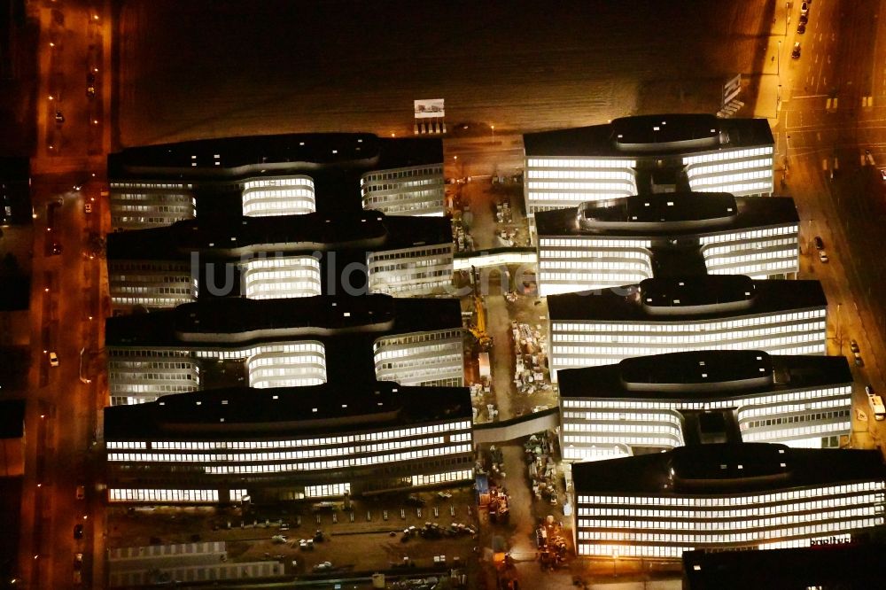 Nacht-Luftaufnahme Berlin - Nachtluftbild Baustelle zum Neubau eines Büro- und Geschäftshauses Allianz Campus Berlin im Ortsteil Johannisthal - Adlershof in Berlin