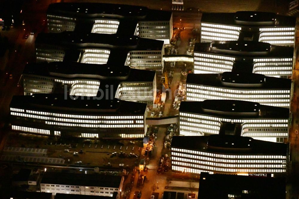 Berlin bei Nacht aus der Vogelperspektive: Nachtluftbild Baustelle zum Neubau eines Büro- und Geschäftshauses Allianz Campus Berlin im Ortsteil Johannisthal - Adlershof in Berlin