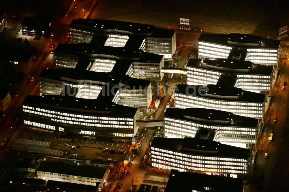 Nacht-Luftaufnahme Berlin - Nachtluftbild Baustelle zum Neubau eines Büro- und Geschäftshauses Allianz Campus Berlin im Ortsteil Johannisthal - Adlershof in Berlin