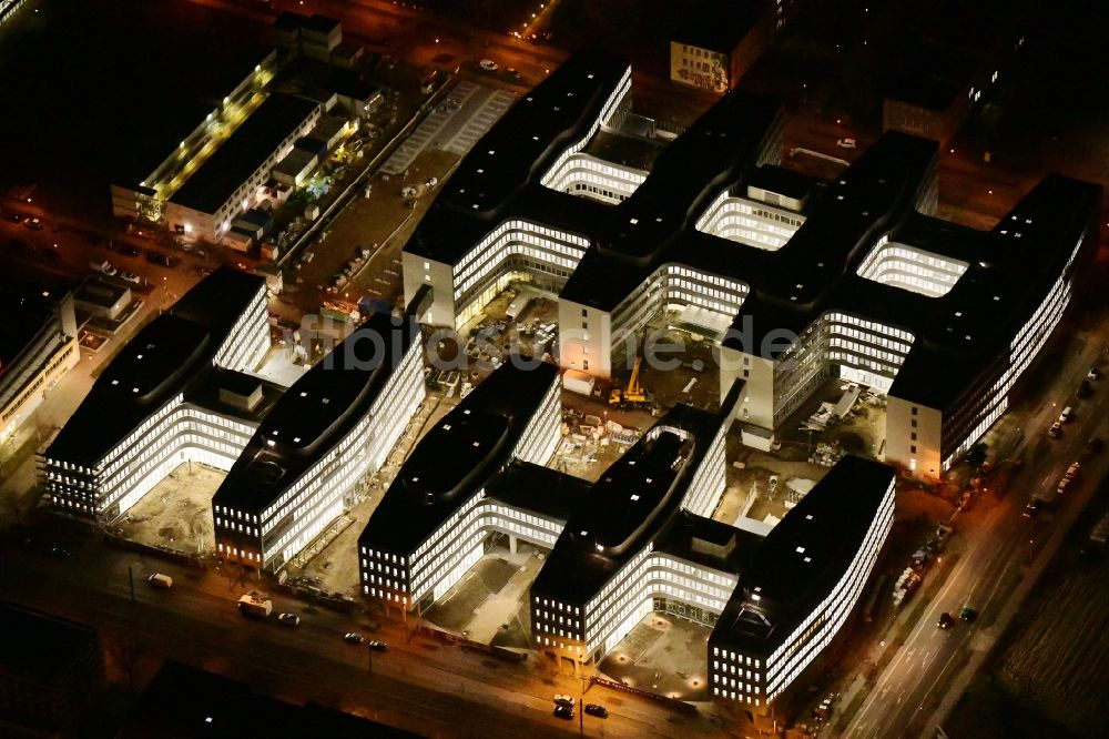 Berlin bei Nacht aus der Vogelperspektive: Nachtluftbild Baustelle zum Neubau eines Büro- und Geschäftshauses Allianz Campus Berlin im Ortsteil Johannisthal - Adlershof in Berlin