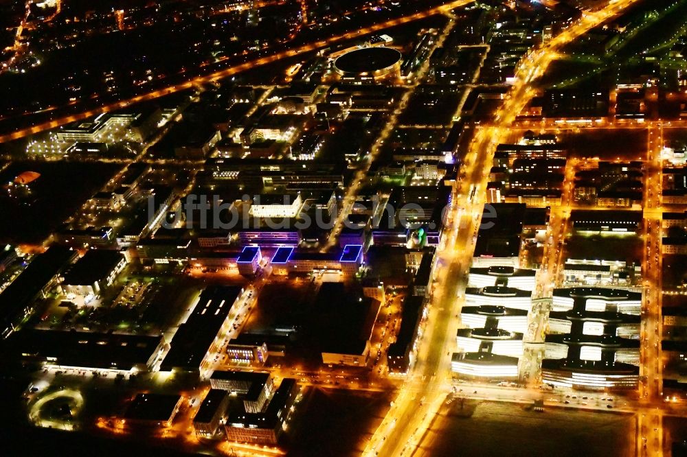 Nachtluftbild Berlin - Nachtluftbild Baustelle zum Neubau eines Büro- und Geschäftshauses Allianz Campus Berlin im Ortsteil Johannisthal - Adlershof in Berlin