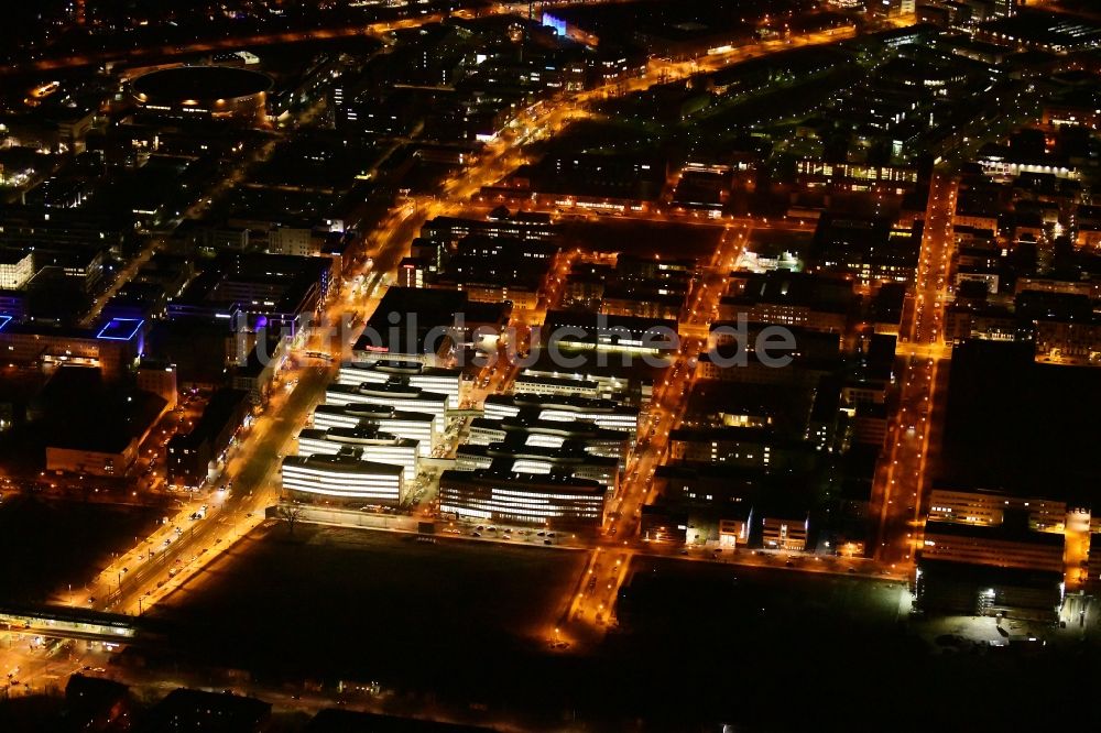 Nachtluftbild Berlin - Nachtluftbild Baustelle zum Neubau eines Büro- und Geschäftshauses Allianz Campus Berlin im Ortsteil Johannisthal - Adlershof in Berlin