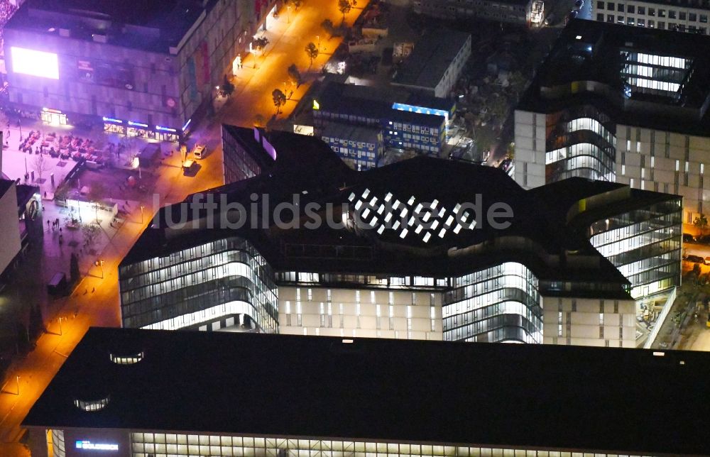 Berlin bei Nacht aus der Vogelperspektive: Nachtluftbild Baustelle zum Neubau eines Büro- und Geschäftshauses Zalando Campus im Ortsteil Friedrichshain in Berlin, Deutschland