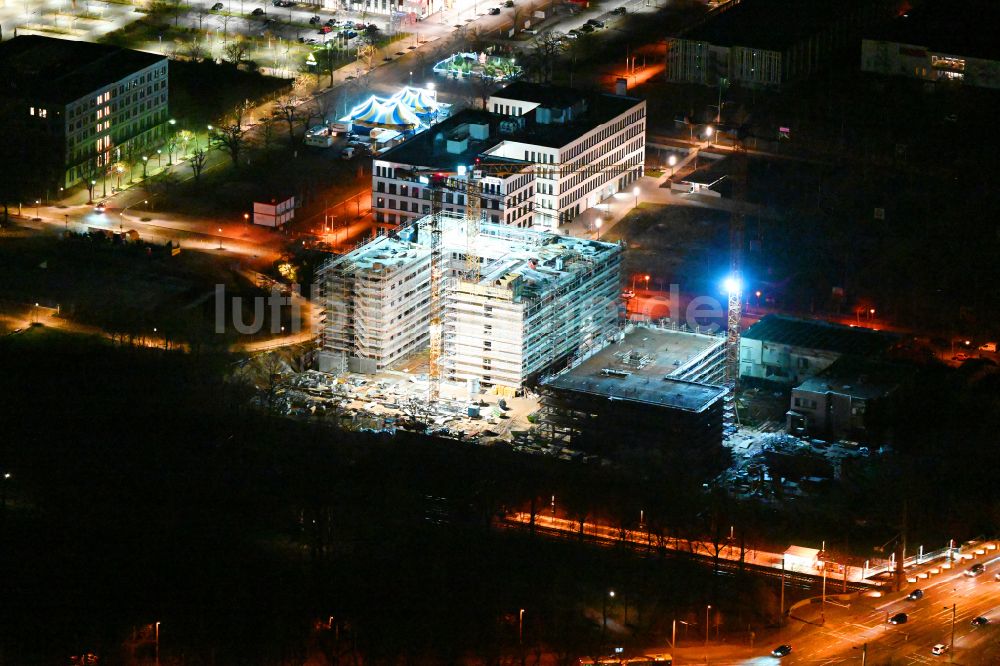 Leipzig bei Nacht aus der Vogelperspektive: Nachtluftbild Baustelle zum Neubau eines Forschungs- Gebäudes und Bürokomplex BioSquare Leipzig in Leipzig im Bundesland Sachsen, Deutschland