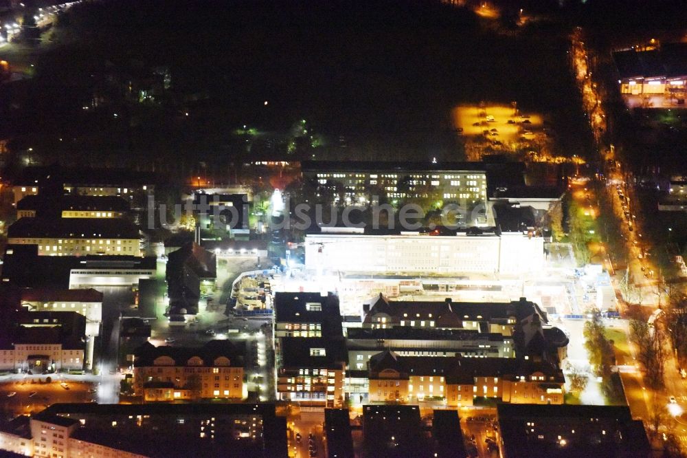 Rostock bei Nacht aus der Vogelperspektive: Nachtluftbild Baustelle zum Neubau eines Funktionsgebäudes auf dem Campus Schillingallee im Ortsteil Hansaviertel in Rostock im Bundesland Mecklenburg-Vorpommern