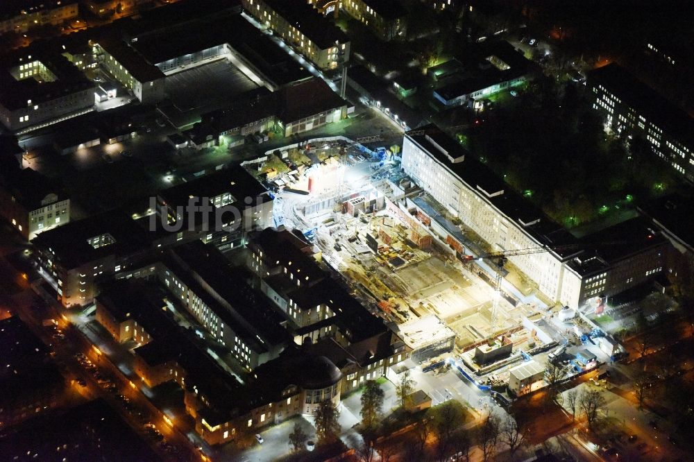 Nachtluftbild Rostock - Nachtluftbild Baustelle zum Neubau eines Funktionsgebäudes auf dem Campus Schillingallee im Ortsteil Hansaviertel in Rostock im Bundesland Mecklenburg-Vorpommern