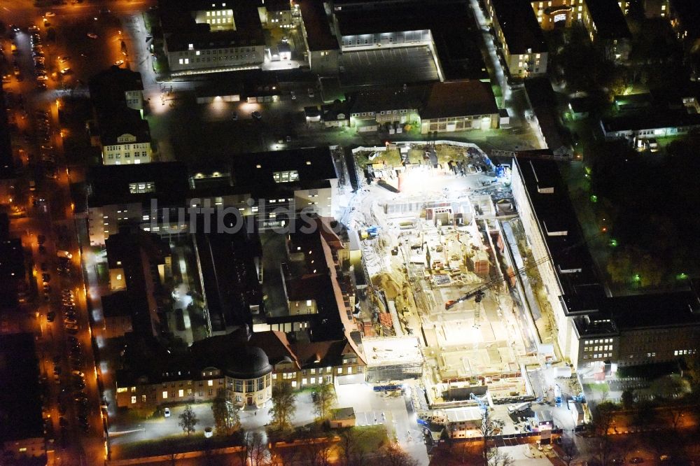 Rostock bei Nacht aus der Vogelperspektive: Nachtluftbild Baustelle zum Neubau eines Funktionsgebäudes auf dem Campus Schillingallee im Ortsteil Hansaviertel in Rostock im Bundesland Mecklenburg-Vorpommern