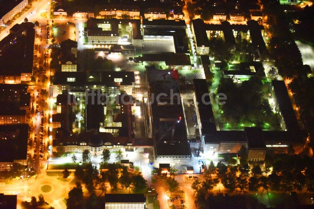 Rostock bei Nacht aus der Vogelperspektive: Nachtluftbild Baustelle zum Neubau eines Funktionsgebäudes auf dem Campus Schillingallee im Ortsteil Hansaviertel in Rostock im Bundesland Mecklenburg-Vorpommern