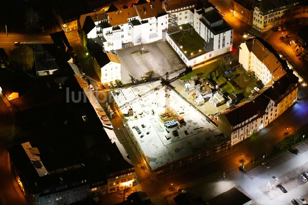 Arnstadt bei Nacht von oben - Nachtluftbild Baustelle zum Neubau des Gebäudekomplexes des Einkaufszentrum Arnstadt-Center in Arnstadt im Bundesland Thüringen, Deutschland