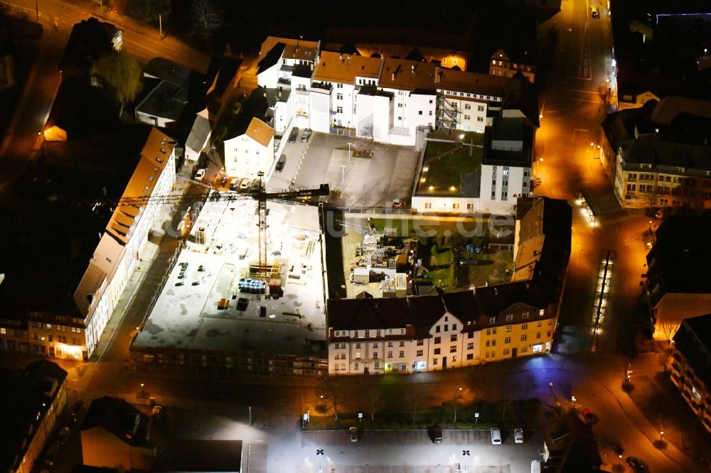 Arnstadt bei Nacht aus der Vogelperspektive: Nachtluftbild Baustelle zum Neubau des Gebäudekomplexes des Einkaufszentrum Arnstadt-Center in Arnstadt im Bundesland Thüringen, Deutschland