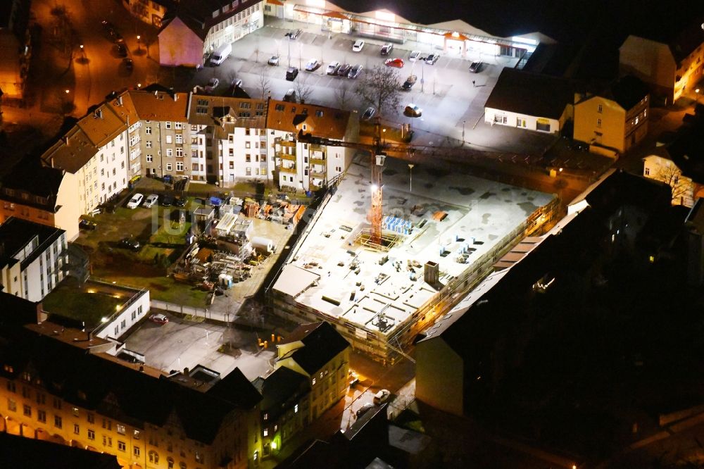 Arnstadt bei Nacht aus der Vogelperspektive: Nachtluftbild Baustelle zum Neubau des Gebäudekomplexes des Einkaufszentrum Arnstadt-Center in Arnstadt im Bundesland Thüringen, Deutschland