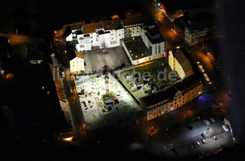 Arnstadt bei Nacht von oben - Nachtluftbild Baustelle zum Neubau des Gebäudekomplexes des Einkaufszentrum Arnstadt-Center in Arnstadt im Bundesland Thüringen, Deutschland