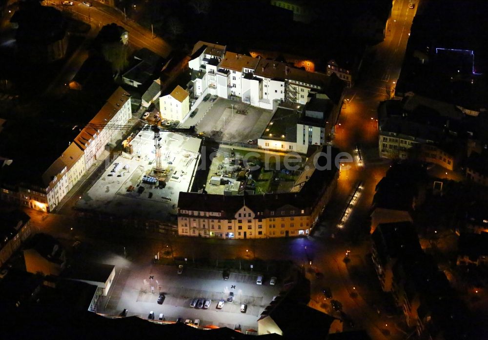 Arnstadt bei Nacht aus der Vogelperspektive: Nachtluftbild Baustelle zum Neubau des Gebäudekomplexes des Einkaufszentrum Arnstadt-Center in Arnstadt im Bundesland Thüringen, Deutschland