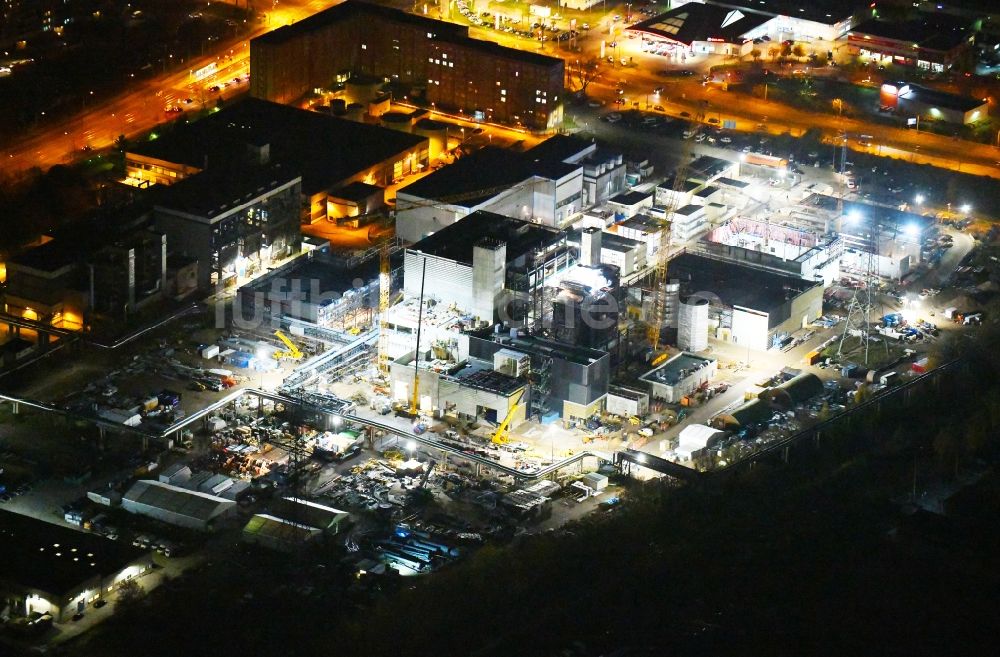 Berlin bei Nacht aus der Vogelperspektive: Nachtluftbild Baustelle zum Neubau des Heizkraftwerkes - Kraft-Wärme-Kopplungsanlage im Ortsteil Marzahn in Berlin, Deutschland