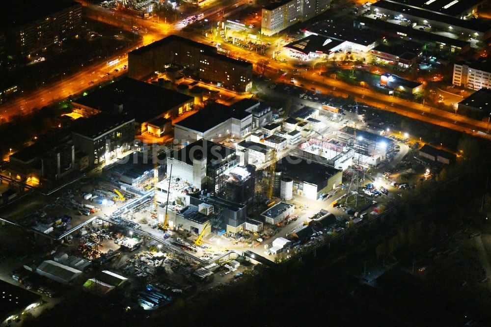 Nachtluftbild Berlin - Nachtluftbild Baustelle zum Neubau des Heizkraftwerkes - Kraft-Wärme-Kopplungsanlage im Ortsteil Marzahn in Berlin, Deutschland