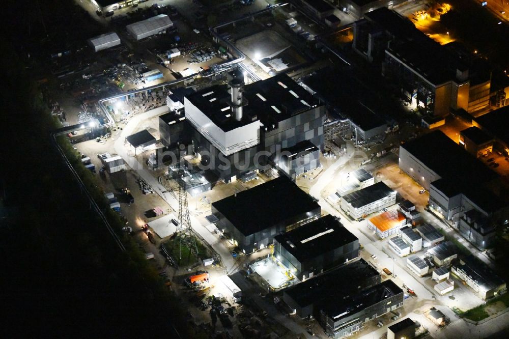 Berlin bei Nacht von oben - Nachtluftbild Baustelle zum Neubau des Heizkraftwerkes - Kraft-Wärme-Kopplungsanlage im Ortsteil Marzahn in Berlin, Deutschland