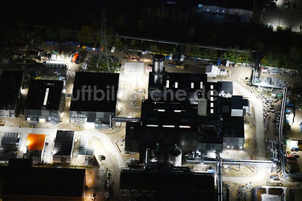 Nacht-Luftaufnahme Berlin - Nachtluftbild Baustelle zum Neubau des Heizkraftwerkes - Kraft-Wärme-Kopplungsanlage im Ortsteil Marzahn in Berlin, Deutschland