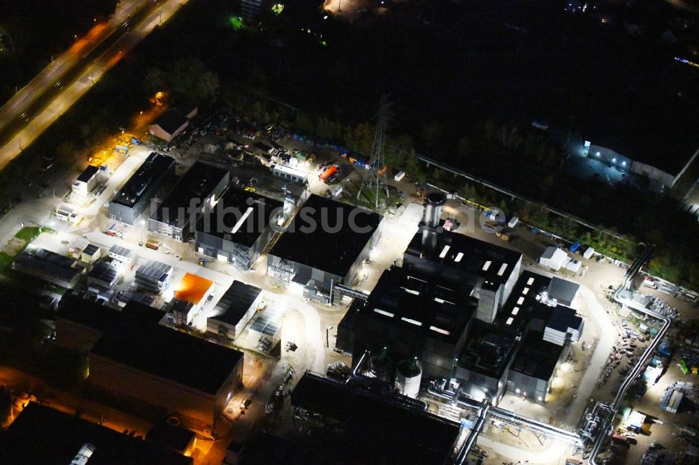 Berlin bei Nacht von oben - Nachtluftbild Baustelle zum Neubau des Heizkraftwerkes - Kraft-Wärme-Kopplungsanlage im Ortsteil Marzahn in Berlin, Deutschland