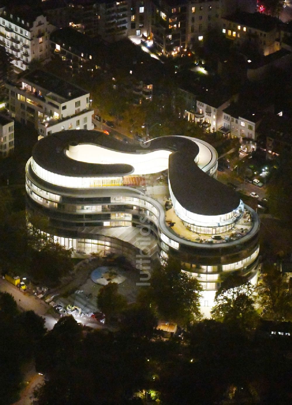 Hamburg bei Nacht von oben - Nachtluftbild Baustelle zum Neubau der Hotelanlage Luxushotel The Fontenay an der Außenalster im Stadtteil Rotherbaum in Hamburg