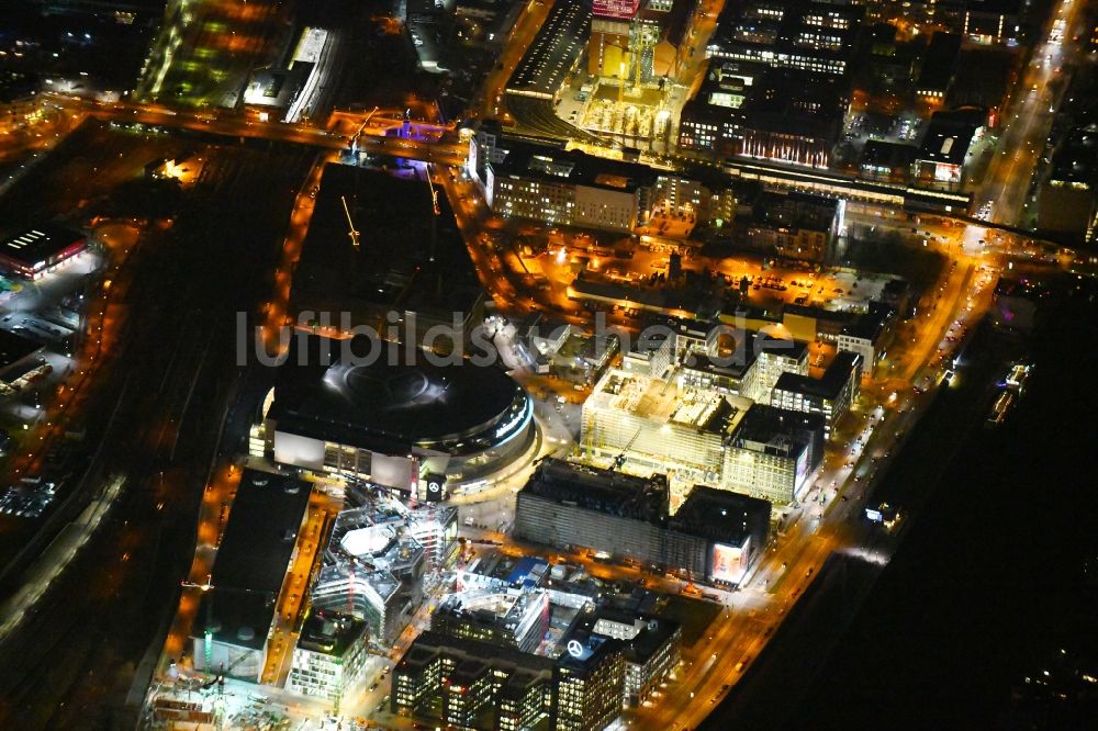 Nachtluftbild Berlin - Nachtluftbild Baustelle zum Neubau eines Kino- Freizeit- und Hotelkomplexes auf dem Anschutz- Areal entlang der Mühlenstraße im Ortsteil Bezirk Friedrichshain-Kreuzberg in Berlin, Deutschland