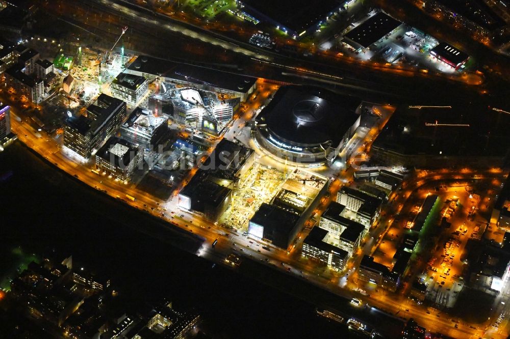 Nacht-Luftaufnahme Berlin - Nachtluftbild Baustelle zum Neubau eines Kino- Freizeit- und Hotelkomplexes auf dem Anschutz- Areal entlang der Mühlenstraße im Ortsteil Bezirk Friedrichshain-Kreuzberg in Berlin, Deutschland