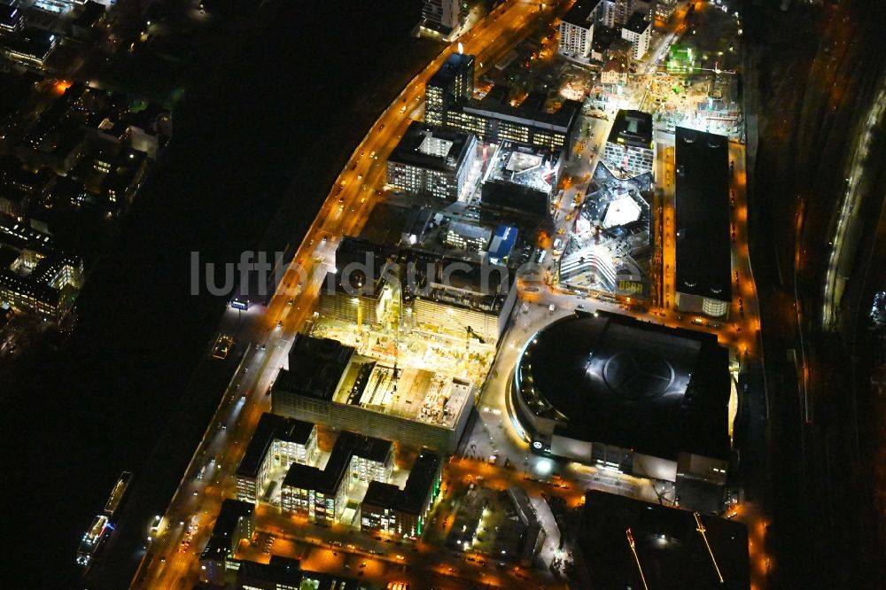 Berlin bei Nacht von oben - Nachtluftbild Baustelle zum Neubau eines Kino- Freizeit- und Hotelkomplexes auf dem Anschutz- Areal entlang der Mühlenstraße im Ortsteil Bezirk Friedrichshain-Kreuzberg in Berlin, Deutschland