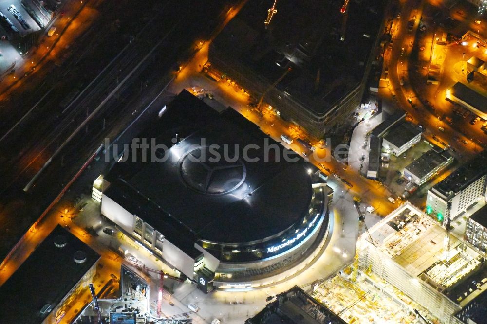 Nachtluftbild Berlin - Nachtluftbild Baustelle zum Neubau eines Kino- Freizeit- und Hotelkomplexes auf dem Anschutz- Areal entlang der Mühlenstraße im Ortsteil Bezirk Friedrichshain-Kreuzberg in Berlin, Deutschland