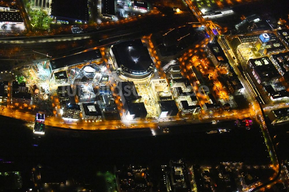 Nacht-Luftaufnahme Berlin - Nachtluftbild Baustelle zum Neubau eines Kino- Freizeit- und Hotelkomplexes auf dem Anschutz- Areal entlang der Mühlenstraße im Ortsteil Bezirk Friedrichshain-Kreuzberg in Berlin, Deutschland