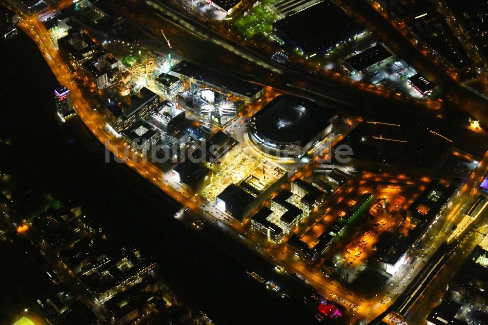 Berlin bei Nacht von oben - Nachtluftbild Baustelle zum Neubau eines Kino- Freizeit- und Hotelkomplexes auf dem Anschutz- Areal entlang der Mühlenstraße im Ortsteil Bezirk Friedrichshain-Kreuzberg in Berlin, Deutschland