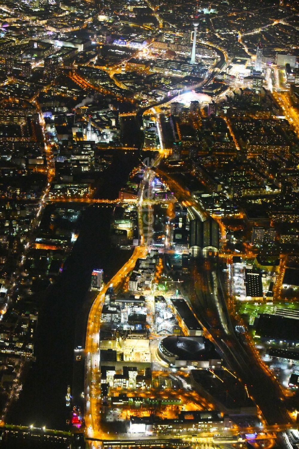 Berlin bei Nacht aus der Vogelperspektive: Nachtluftbild Baustelle zum Neubau eines Kino- Freizeit- und Hotelkomplexes auf dem Anschutz- Areal entlang der Mühlenstraße im Ortsteil Bezirk Friedrichshain-Kreuzberg in Berlin, Deutschland