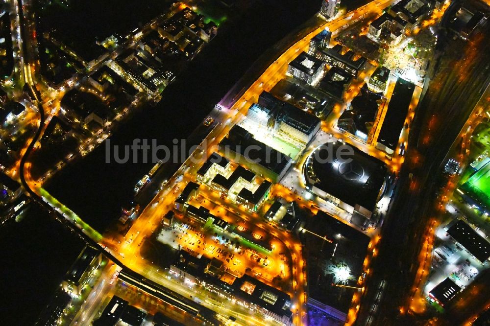 Berlin bei Nacht aus der Vogelperspektive: Nachtluftbild Baustelle zum Neubau eines Kino- Freizeit- und Hotelkomplexes auf dem Anschutz- Areal entlang der Mühlenstraße im Ortsteil Bezirk Friedrichshain-Kreuzberg in Berlin, Deutschland