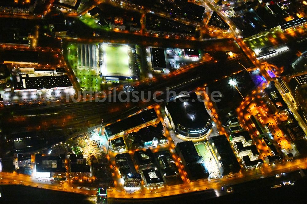 Nacht-Luftaufnahme Berlin - Nachtluftbild Baustelle zum Neubau eines Kino- Freizeit- und Hotelkomplexes auf dem Anschutz- Areal entlang der Mühlenstraße im Ortsteil Bezirk Friedrichshain-Kreuzberg in Berlin, Deutschland