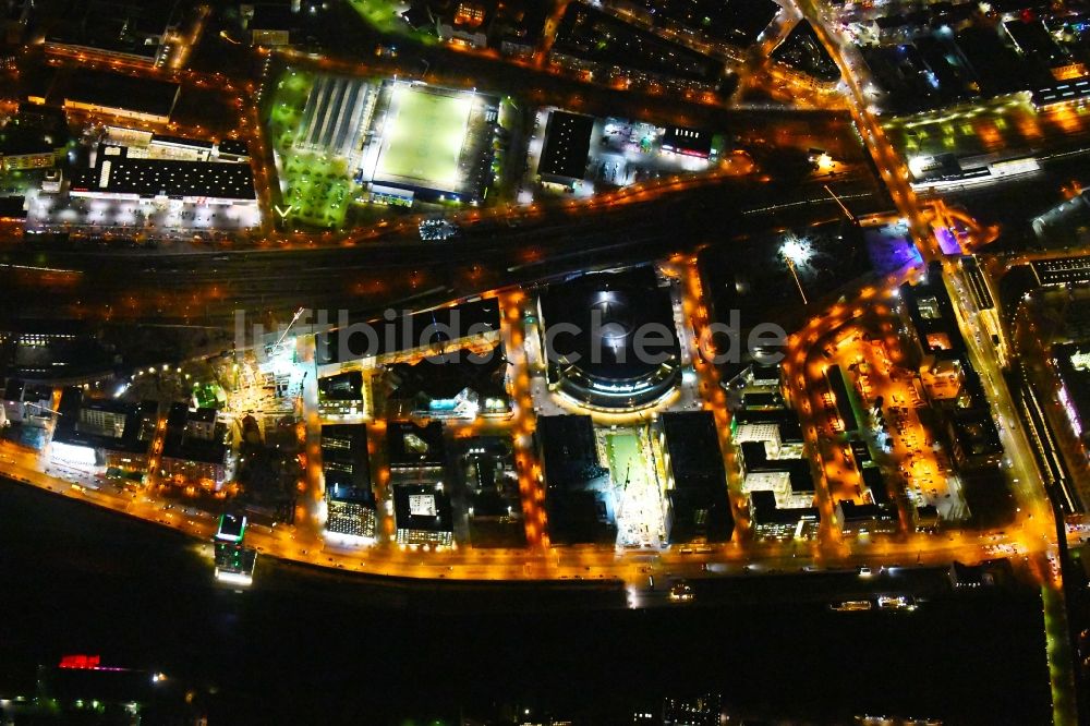 Berlin bei Nacht von oben - Nachtluftbild Baustelle zum Neubau eines Kino- Freizeit- und Hotelkomplexes auf dem Anschutz- Areal entlang der Mühlenstraße im Ortsteil Bezirk Friedrichshain-Kreuzberg in Berlin, Deutschland