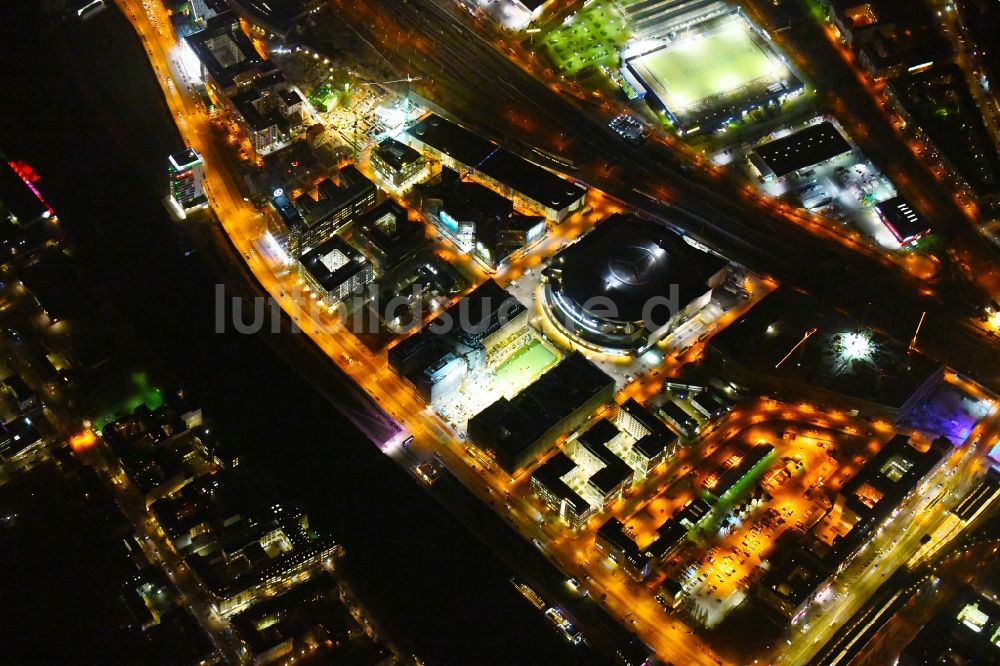 Berlin bei Nacht aus der Vogelperspektive: Nachtluftbild Baustelle zum Neubau eines Kino- Freizeit- und Hotelkomplexes auf dem Anschutz- Areal entlang der Mühlenstraße im Ortsteil Bezirk Friedrichshain-Kreuzberg in Berlin, Deutschland