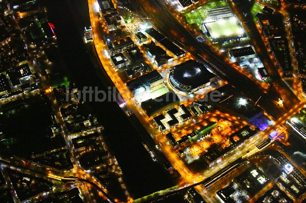 Nachtluftbild Berlin - Nachtluftbild Baustelle zum Neubau eines Kino- Freizeit- und Hotelkomplexes auf dem Anschutz- Areal entlang der Mühlenstraße im Ortsteil Bezirk Friedrichshain-Kreuzberg in Berlin, Deutschland