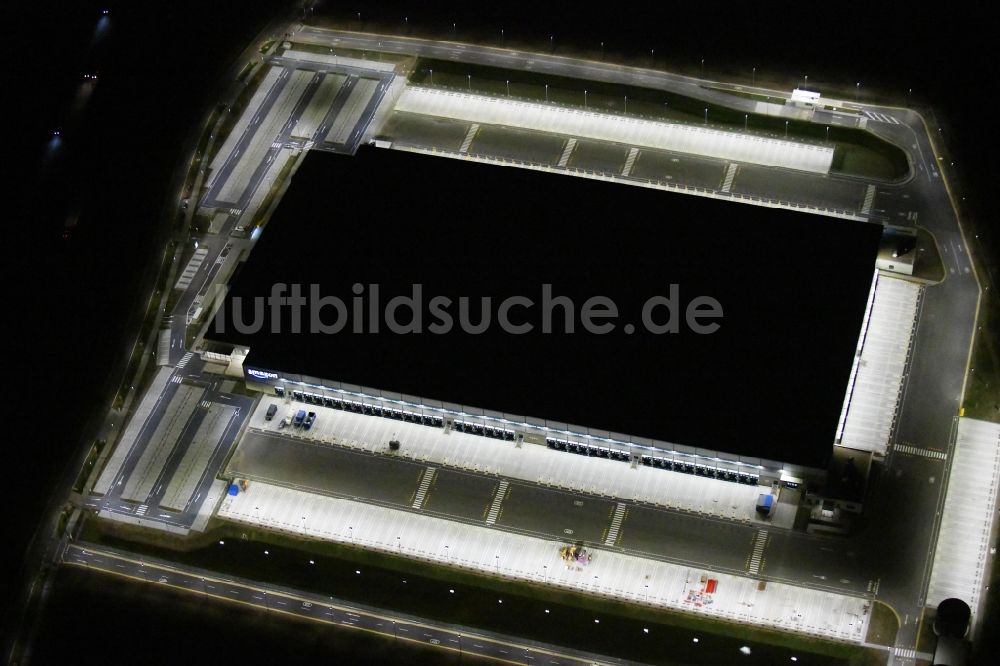 Kiekebusch bei Nacht von oben - Nachtluftbild Baustelle zum Neubau eines Logistikzentrum des Internethändlers Amazon in Kiekebusch im Bundesland Brandenburg, Deutschland