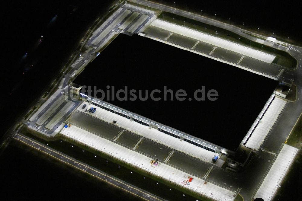 Kiekebusch bei Nacht aus der Vogelperspektive: Nachtluftbild Baustelle zum Neubau eines Logistikzentrum des Internethändlers Amazon in Kiekebusch im Bundesland Brandenburg, Deutschland