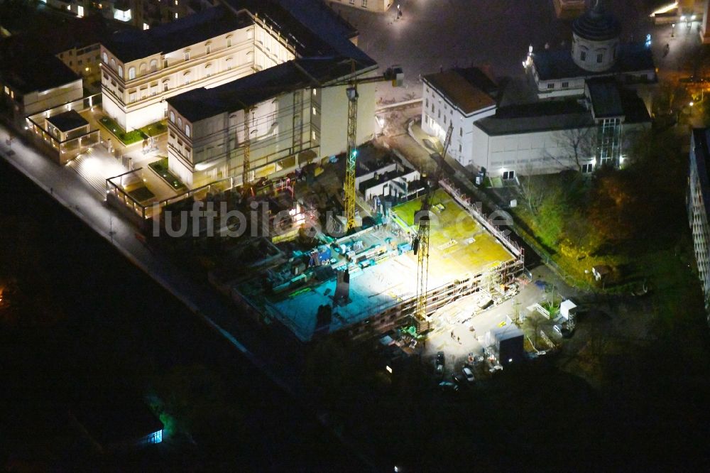 Potsdam bei Nacht von oben - Nachtluftbild Baustelle zum Neubau einer Mehrfamilienhaus-Wohnanlage an der Brauerstraße im Ortsteil Innenstadt in Potsdam im Bundesland Brandenburg, Deutschland