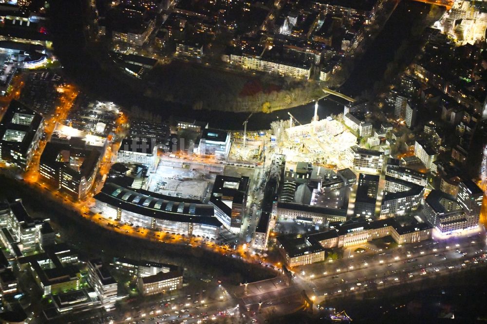 Berlin bei Nacht aus der Vogelperspektive: Nachtluftbild Baustelle zum Neubau einer Mehrfamilienhaus-Wohnanlage No.1 Charlottenburg an der Wegelystraße zum Spree- Ufer im Ortsteil Charlottenburg-Wilmersdorf in Berlin, Deutschland