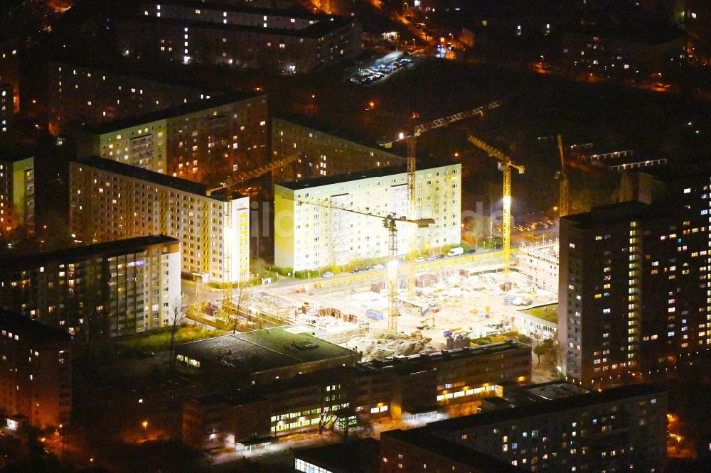 Berlin bei Nacht aus der Vogelperspektive: Nachtluftbild Baustelle zum Neubau einer Mehrfamilienhaus-Wohnanlage Dolgensee-Center Lichtenberg in Berlin, Deutschland