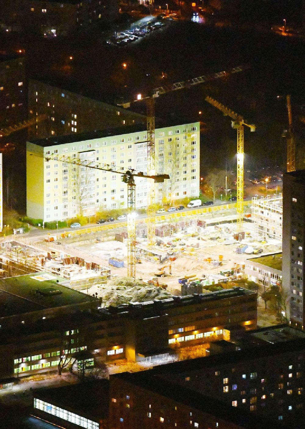 Nachtluftbild Berlin - Nachtluftbild Baustelle zum Neubau einer Mehrfamilienhaus-Wohnanlage Dolgensee-Center Lichtenberg in Berlin, Deutschland