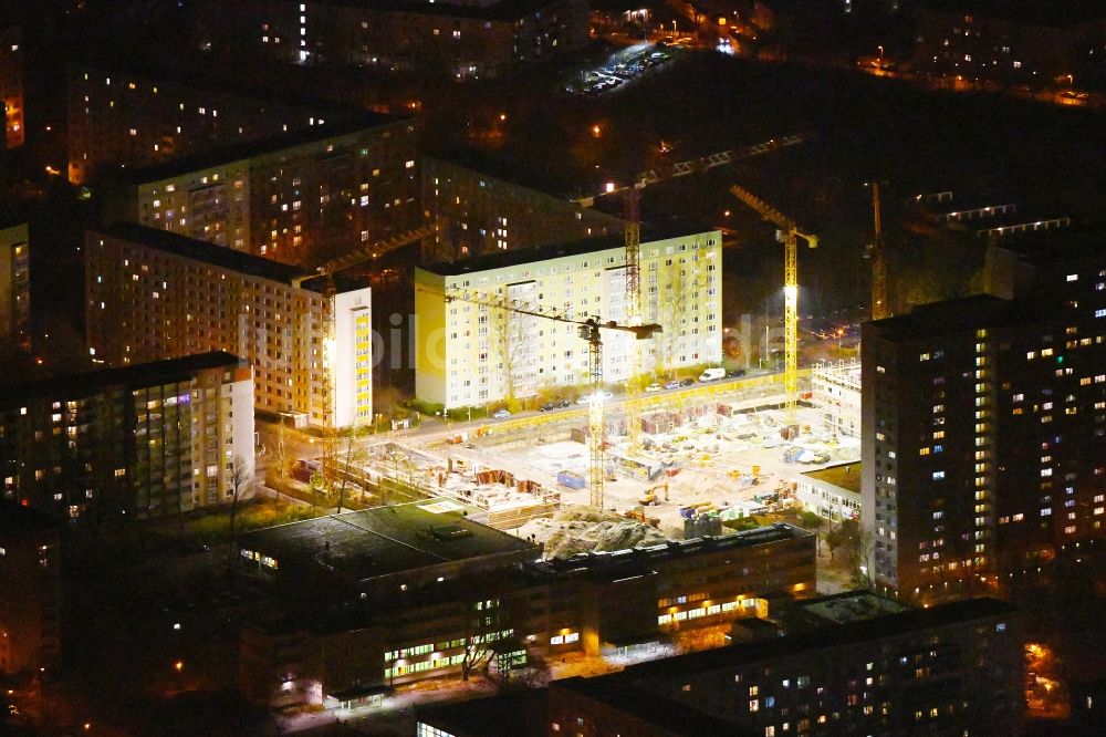 Nacht-Luftaufnahme Berlin - Nachtluftbild Baustelle zum Neubau einer Mehrfamilienhaus-Wohnanlage Dolgensee-Center Lichtenberg in Berlin, Deutschland