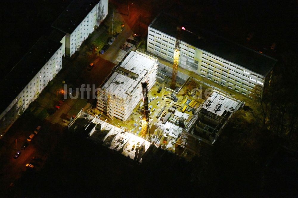 Potsdam bei Nacht von oben - Nachtluftbild Baustelle zum Neubau einer Mehrfamilienhaus-Wohnanlage durch die Märkische Bau Union GmbH + Co KG im Ortsteil Waldstadt in Potsdam im Bundesland Brandenburg, Deutschland