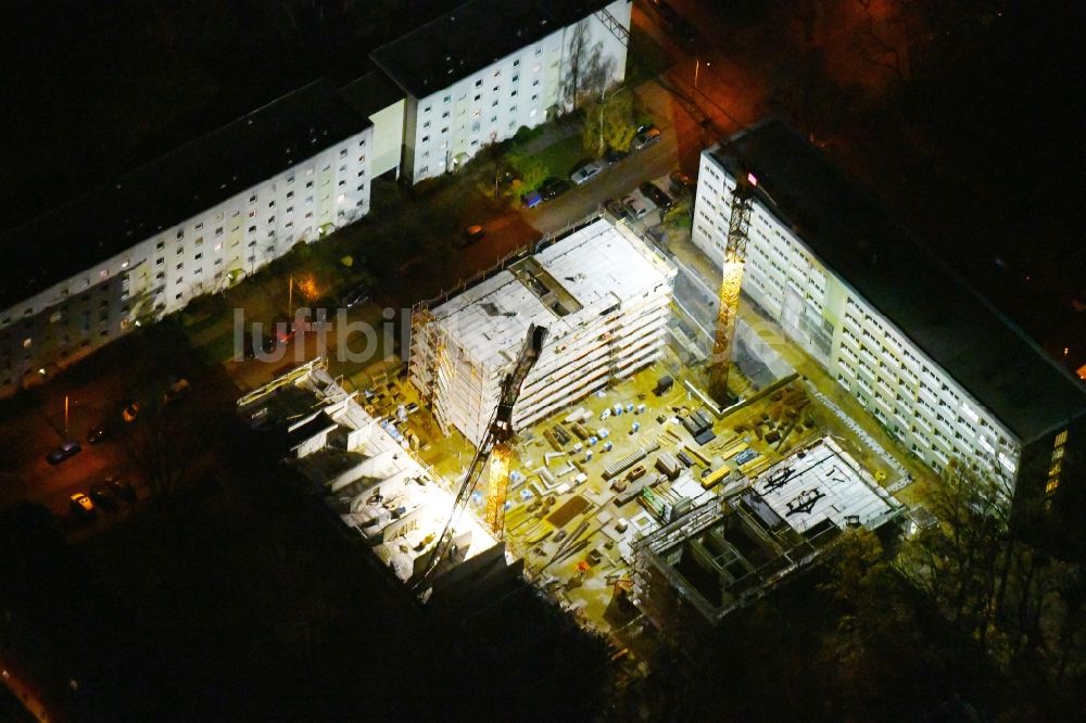 Potsdam bei Nacht aus der Vogelperspektive: Nachtluftbild Baustelle zum Neubau einer Mehrfamilienhaus-Wohnanlage durch die Märkische Bau Union GmbH + Co KG im Ortsteil Waldstadt in Potsdam im Bundesland Brandenburg, Deutschland