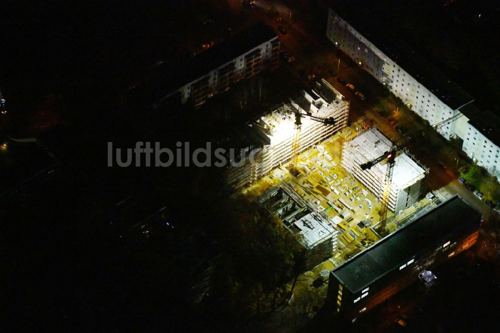 Nacht-Luftaufnahme Potsdam - Nachtluftbild Baustelle zum Neubau einer Mehrfamilienhaus-Wohnanlage durch die Märkische Bau Union GmbH + Co KG im Ortsteil Waldstadt in Potsdam im Bundesland Brandenburg, Deutschland